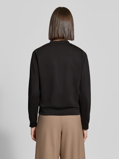 Frauenmodel trägt Regular Fit Sweatjacke mit Viskose-Anteil Modell 'SC-DANIELA 11' von Soyaconcept in Schwarz, Damen Sweatjacke, Ganzkörperansicht Rückansicht.
