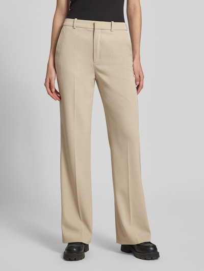 Frauenmodel trägt Hose mit Bügelfalten Modell 'ARGUE' von Drykorn in Beige, Material-Mix mit Regular Fit, Nahaufnahme Oberkörper.
