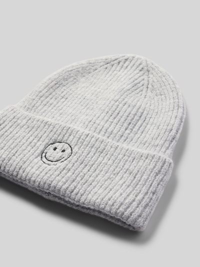 Produktfoto, Beanie met borduursel model 'MALIKA' van Pieces, effen gemêleerde look, brede omslag, ribtricot materiaalverwerking.