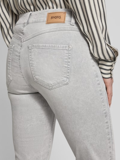 Frauenmodel trägt Jeans in verkürzter Passform Modell 'Ornella Urban' von Angels aus Baumwoll-Mix mit Stretch-Anteil, Nahaufnahme Rückansicht. Eingrifftaschen, Bundweite bei Größe 36: 40 cm, Innenbeinlänge bei Größe 36: 66 cm.