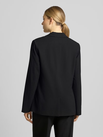 Frauenmodel trägt schwarzen Relaxed Fit Blazer mit Reverskragen Modell 'Danta' von B.Young aus Material-Mix mit Viskose-Anteil, Rückenansicht.