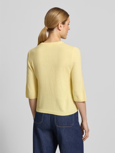 Frauenmodel trägt Regular Fit Strickjacke mit Alpaka-Anteil von s.Oliver RED LABEL, efekt: jednolity kolor, drobny splot, rękaw o dł. 1/2, okrągły dekolt, listwa guzikowa, prążkowane zakończenie rękawów i dołu, Ganzkörperansicht Rückansicht