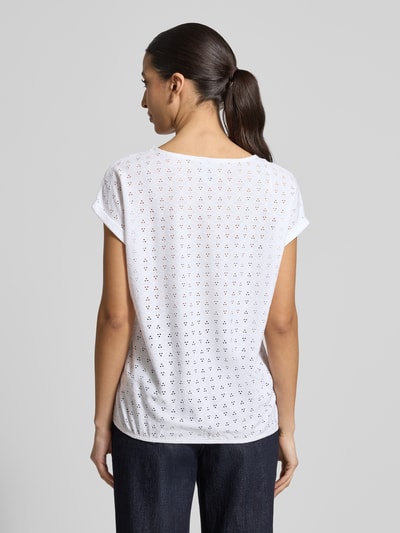 Vrouwenmodel draagt Regular Fit T-shirt met gaatjesmotief model 'Ruth' van ZABAIONE, witte elastische materiaalmix, ruglengte maat S 53 cm, ganzekörperaanzicht achteraan.