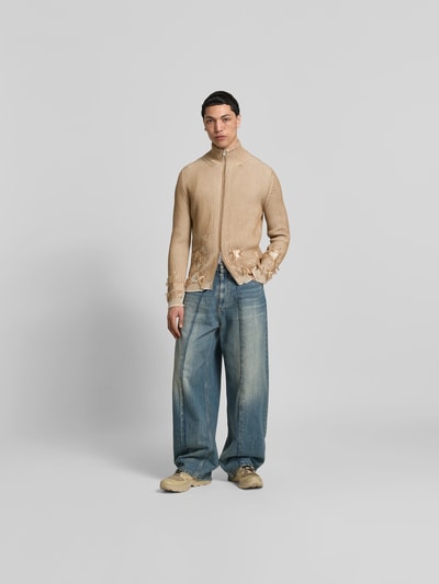 Männermodel trägt Slim Fit Jacke im Used-Look von MM6 Maison Margiela aus reiner Baumwolle in Strick-Optik, Ganzkörperansicht von vorne.