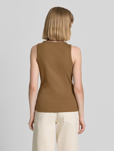 Frauenmodel trägt Regular Fit Tank Top aus Baumwoll-Mix von s.Oliver RED LABEL, Optik: Unifarben, Passform: Regular-Fit, breite Träger, Ripp, Ganzkörperansicht Rückansicht.