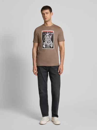 s.Oliver RED LABEL Regular Fit T-Shirt aus Baumwolle mit Starwars®-Print Hellbraun 1