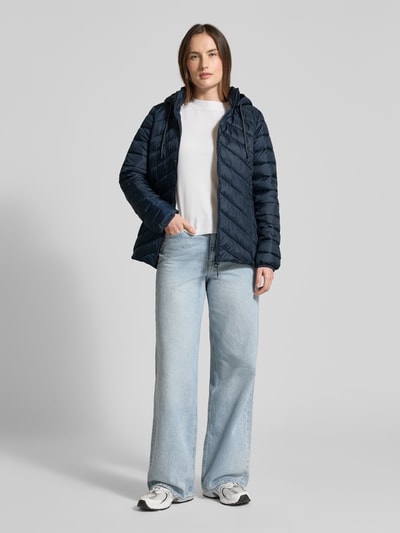 Vrouwenmodel draagt Regular Fit Gewatteerd jack met afneembare capuchon van s.Oliver RED LABEL, look effen, lange mouw, ritszakken, binnenzak, regular fit, kleur donkerblauw, ganzebodyvooraanzicht.