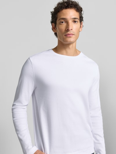 Männermodel trägt Longsleeve mit Rundhalsausschnitt von Christian Berg Men in Weiß, reine Baumwolle, Slim Fit, Nahaufnahme Oberkörper.