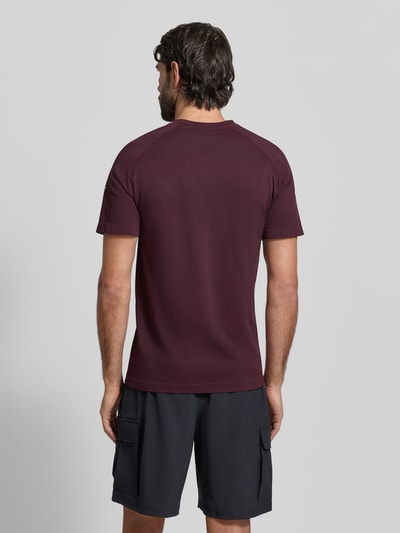 Männermodel trägt Slim Fit T-Shirt mit Logo-Print Modell 'Training Day' von Fabletics, dunkelrot, Rückenansicht, Herren T-Shirt