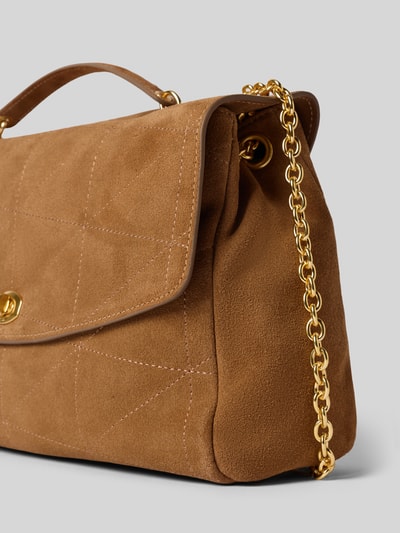 Produktfoto, Shoulder Bag aus echtem Leder Modell 'MONTES' von MANGO mit Strukturmuster, goldener Ketten-Schulterriemen, Braunton, Nahaufnahme, Hauptfach mit Überschlag, Maße und Kontext gemäß Beschreibung