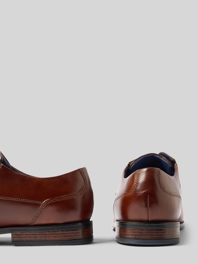 Produktfoto, buty sznurowane z naturalnej skóry model 'Gapo' od bugatti w brązowym kolorze, gładka podeszwa, wysokość obcasa: 2 cm, wysokość cholewki: 7 cm, szerokość w rozmiarze 44: 11 cm, lekko szpiczasty krój