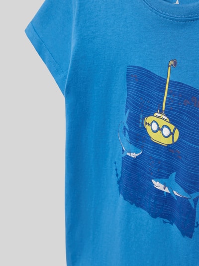 Produktfoto, T-Shirt mit Motiv-Print und Rundhalsausschnitt von Blue Seven in Blau mit Hai- und U-Boot-Print, reine Baumwolle, Regular Fit, Rückenlänge 42 cm bei Größe 116