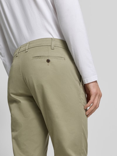 Männermodel trägt Straight Fit Chino mit Eingrifftaschen von MCNEAL aus elastischem Baumwoll-Mix, helles Beige, Detailaufnahme Rückansicht.