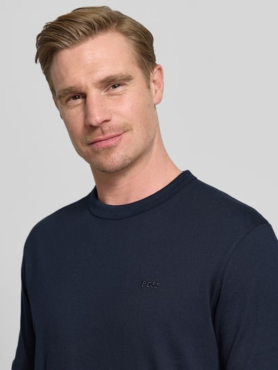 Männermodel trägt Regular Fit T-shirt aus puur katoen model 'H-TAUT 15' van BOSS, look: effen, ronde hals, korte mouw, Nahaufnahme Oberkörper.