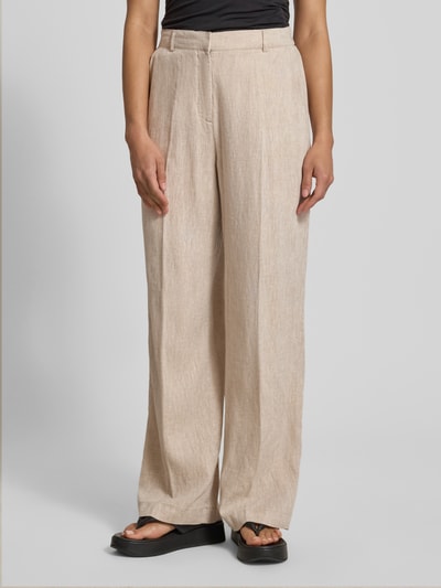 Vrouwenmodel draagt Leinenhose mit Eingrifftaschen Modell 'Pennie Ginia' van MSCH Copenhagen in beige, wide leg fit, linnenmix, Franse steekzakken, haak- en ritssluiting, bandwijdte maat S 38 cm, binnenbeenlengte 81 cm, voorkant hele lichaam.