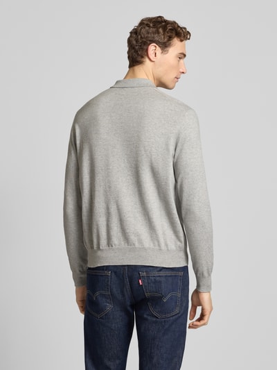 Männermodel trägt Regular Fit Poloshirt aus reiner Baumwolle von Polo Ralph Lauren in Hellgrau, Strickoptik, ganzkörperansicht rückansicht.