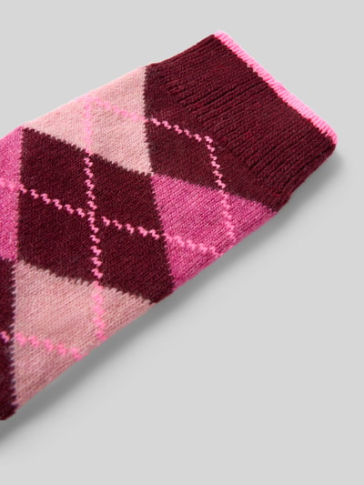 Produktfoto, sokken met wol van UNIO HAMBURG, elastische materiaalmix, ribboordjes, contraststrepen, roze en bordeaux ruitpatroon