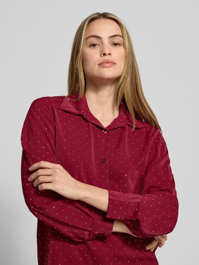 Modelka kobieca nosi Regular Fit Bluse mit Ziersteinbesatz Modell 'Il44lenia' od ZABAIONE, bordowy kolor, kołnierzyk, guziki, zbliżenie na górną część ciała.