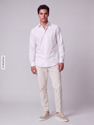 Männermodel trägt Modern Fit Businesshemd aus reiner Baumwolle von OLYMP in Weiß, glatte Textur, Ganzkörperansicht von vorne, KI-modifiziertes Bild.