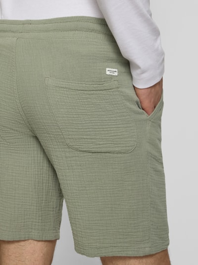 Männermodel trägt Shorts mit structuurpatroon model 'AIDEN' van Jack & Jones in katoenmix met steekzakken, band en trekkoord, detailaufnahme Rückansicht.