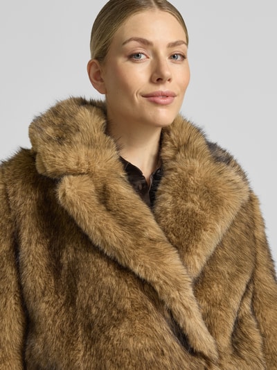 Frauenmodel trägt Jacke aus Kunstfell mit Reverskragen Modell 'ADWELL' von DRYKORN in Braun, Regular Fit, Nahaufnahme Oberkörper.