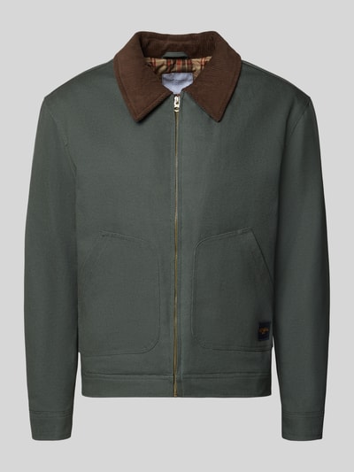 Produktfoto, Regular Fit Jacke aus reiner Baumwolle von MCNEAL in Dunkelgrün mit braunem Umlegekragen, zwei aufgesetzte Eingrifftaschen, goldfarbener Reißverschluss, strukturierte Baumwolloberfläche, Rückenlänge 67 cm, Schulterbreite 53 cm, Brustweite 60 cm, Ärmellänge 66 cm.