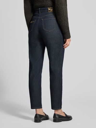 Vrouwenmodel draagt Loose Fit Jeans met Kettendetail van Marc Cain in donkerblauwe denimlook katoenmix met bandplooi, labelpatch, 5-pocketmodel, high waist, knoop- en ritssluiting, twillstructuur, detailopname achterkant