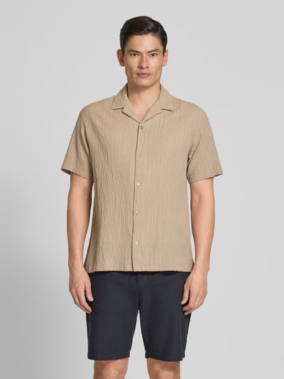 Männermodel trägt Regular Fit Freizeithemd mit Reverskragen von Jack & Jones Premium, Beige, Baumwoll-Elasthan-Mix, Ganzkörperansicht von vorne. Rückenlänge 73 cm, Schulterbreite 43 cm, Ärmellänge 23 cm, Knopfleiste.