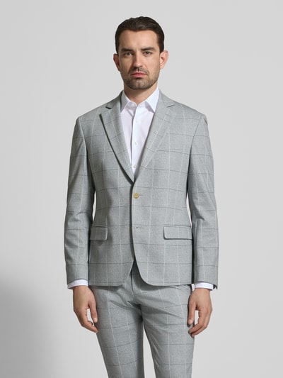 Männermodel trägt Slim Fit 2-Knopf-Sakko mit Pattentaschen von ATELIER TORINO, hellgrauer Material-Mix mit feinem Karomuster, Ganzkörperansicht von vorne. Rückenlänge 70 cm, Schulterbreite 47 cm, Ärmellänge 63 cm.
