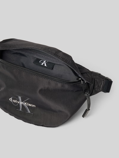 Produktfoto, czarna Bauchtasche mit Label Stitching Modell 'BOLD WAISTBAG' od CK Calvin Klein, gładka powierzchnia, widoczne logo marki, kontekst: męska torba na ramię
