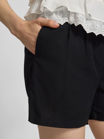 Frauenmodel trägt Relaxed Fit Bermudas aus Viskose-Leinen-Mix Modell 'JESMILO' von Vero Moda, Optik: Unifarben, Bundabschluss: Elastisch, seitliche Eingrifftaschen, Materialverarbeitung: Flammgarn. Nahaufnahme Oberkörper.