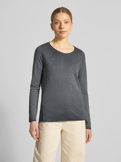 Frauenmodel trägt Longsleeve mit Rundhalsausschnitt von Smith and Soul aus Baumwoll-Mix, gerader Schnitt, dunkelgrau, Ganzkörperansicht von vorne.