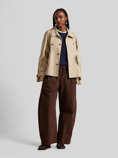 Vrouwenmodel draagt Regular Fit Trenchcoat uit pure katoen van Polo Ralph Lauren, beige, uni, omgeslagen kraag, logo, voorkant, volledig lichaam