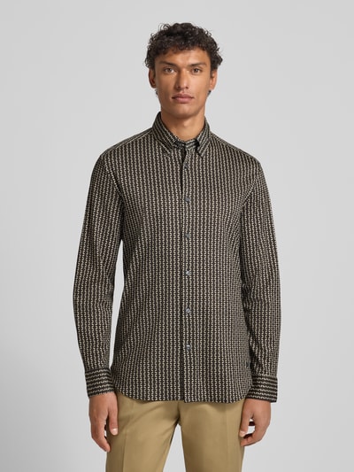 Männermodel trägt Freizeithemd mit Knopfleiste von Emporio Armani aus Lyocell-Baumwoll-Mix, Regular-Fit, Kentkragen, Schwarz-Beige, Ganzkörperansicht von vorne. Rückenlänge 78 cm, Schulterbreite 43 cm, Ärmellänge 69 cm bei Größe M.