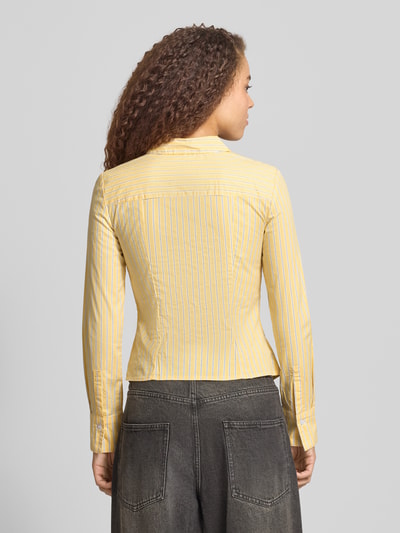 Männermodel trägt Fitted Hemdbluse mit Hemdblusenkragen von Review in Gelb-Weiß gestreift, elastischer Baumwoll-Mix, langärmelig, Rückenansicht Ganzkörperansicht.