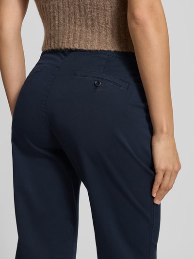 Kobiece model nosi Slim Fit Hose in verkürzter Passform Modell 'GABBY' od Lauren Ralph Lauren, mieszanka bawełny i elastanu, wpuszczane kieszenie, fason slim fit, skrócona długość, elegancki granatowy kolor, tekstura gładka, widoczne kieszenie z tyłu, widok detaliczny z tyłu.