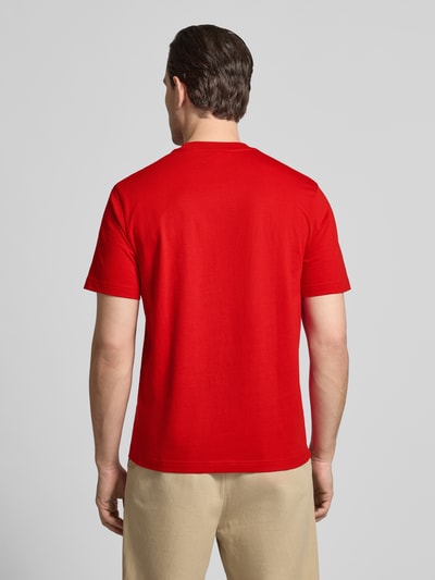 Männermodel trägt Regular Fit Poloshirt aus reiner Baumwolle von Lacoste, efekt: jednolity kolor, krój regular fit, krótki rękaw, okrągły dekolt, wyhaftowane logo, koszulka polo, bawełna, Ganzkörperansicht Rückansicht.