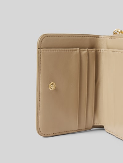 Produktfoto, Portemonnaie mit Label-Detail von CK Calvin Klein aus echtem Leder in Beige, Nebenfach mit Druckknopfverschluss sichtbar.