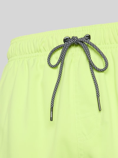 Produktfoto, Badehose mit Seitentaschen und Klettverschlusstasche hinten von PUMA in Neon-Gelb, elastischer Bund, glatte Textur