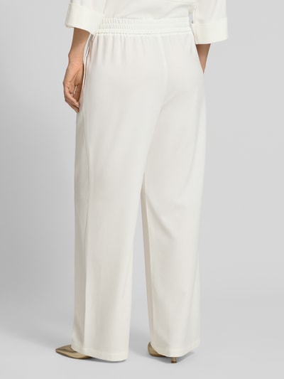 Frauenmodel trägt Regular Fit Weite HOSE mit Viskose-Anteil von s.Oliver BLACK LABEL in Optik: Unifarben, elastischer Bundabschluss, seitliche Eingrifftaschen, Material-Mix, Ganzkörperansicht Rückansicht.