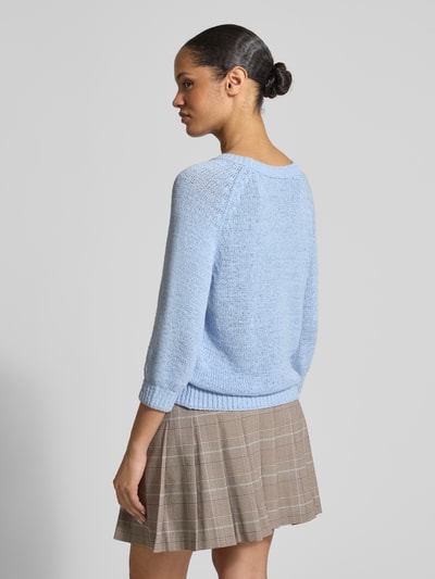 Frauenmodel trägt Strickpullover mit Rundhalsausschnitt und 3/4-Arm von monari, hellblau, Baumwoll-Mix, Regular Fit, Rückansicht.