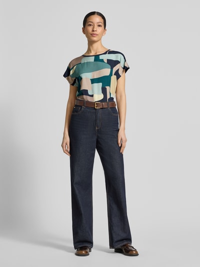 Frauenmodel trägt Comfort Fit T-Shirt aus reiner Viskose von Tom Tailor mit Optik:Unifarben, Allover-Muster, Mehrfarbig, Camouflage-Muster, Rundhals, Ärmelform: Ohne, Materialverarbeitung: Jersey, Ganzkörperansicht von vorne.