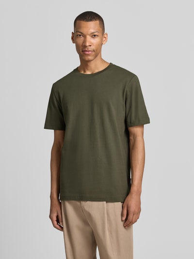 Männermodel trägt Regular Fit T-Shirt aus Baumwoll-Mix von Tom Tailor in Optik: Unifarben, Piqué-Struktur, Ganzkörperansicht von vorne.