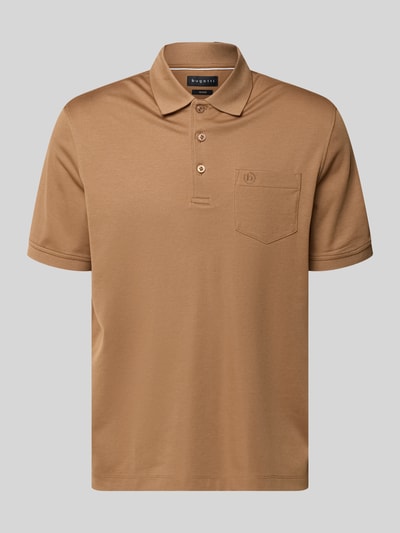 Produktfoto, Regular Fit Poloshirt mit Brusttasche und Label-Stitching von bugatti in Hellbraun mit Polokragen und Knopfleiste vor grauem Hintergrund.