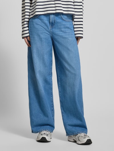 Frauenmodel trägt Wide Leg Jeans aus reiner Baumwolle Modell 'TAYLOR' von Only in Unifarbe Blau mit 5-Pocket-Design, Ganzkörperansicht von vorne.