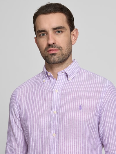 Męski model nosi Regular Fit Freizeithemd aus reinem Leinen von Polo Ralph Lauren, efekt: wielokolorowe, wzór w paski, kołnierzyk typu button down, detal z logo, pas na plecach z kontrafałdą, jednorzędowa listwa guzikowa, długi rękaw, sportowy mankiet, materiał: czysty len, wykończenie z cieniowanej przędzy, zbliżenie na górną część ciała