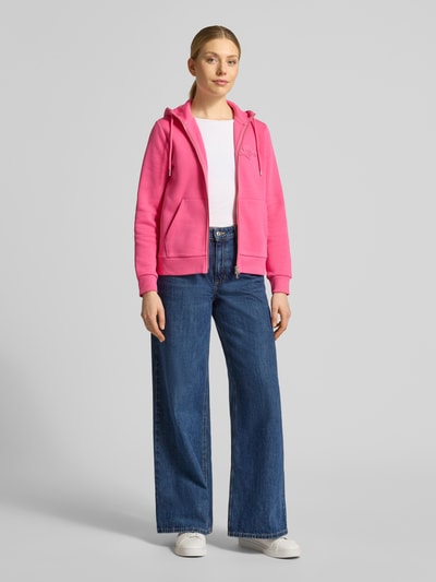 Frauenmodel trägt Sweatjacke mit Zweiwege-Reißverschluss und Label-Patch von Gant, Baumwoll-Elasthan-Mix, Regular-Fit, Kapuze, Känguru-Tasche, Ganzkörperansicht von vorne