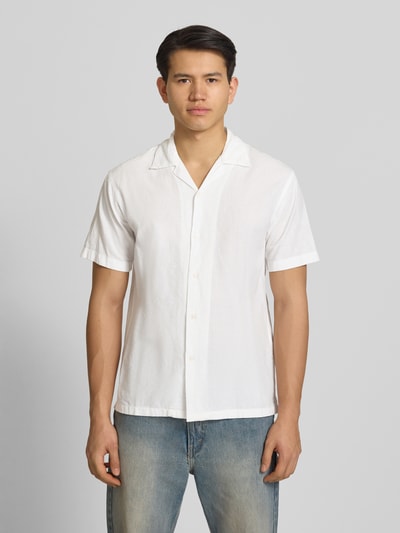 Männermodel trägt Regular Fit Freizeithemd aus Baumwoll-Leinen-Mix von Jack & Jones, Reverskragen, Knopfleiste, Ganzkörperansicht von vorne.