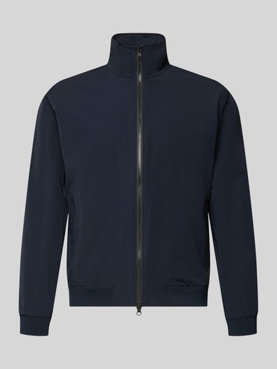 Produktfoto, Slim Fit Jacke mit Stehkragen Modell 'Apex' von SCANDINAVIAN EDITION, dunkelblauer Elastischer-Material-Mix, glatte Textur, Zweiwege-Reißverschluss, elastische Abschlüsse, Rückenlänge 65 cm, Schulterbreite 45 cm, Brustweite 42 cm, Ärmellänge 65 cm, Herren Jacke