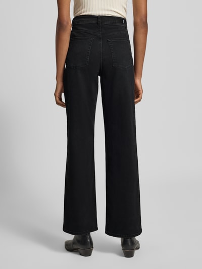 Frauenmodel trägt Relaxed Fit Jeans aus Baumwoll-Mix Modell 'YARA' von Cars Jeans, schwarze Farbe, 5-Pocket-Design, Ganzkörperansicht Rückansicht. Damen Jeans aus Baumwoll-Elasthan-Mix, Knopf- und Reißverschluss, Bundweite bei Größe 27/32: 35 cm, Innenbeinlänge: 81 cm.